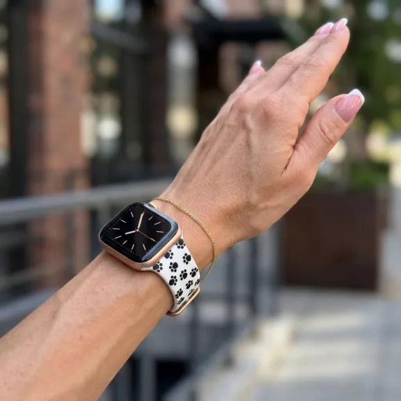 Apple Watch szilikon óraszíj /fehér-tappancsos/ 40/41 és 42mm