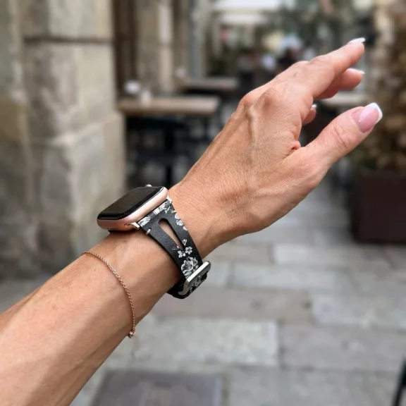 Apple Watch lélegző bőróraszíj /fekete-virágmintás/ - 40/41 és 42mm