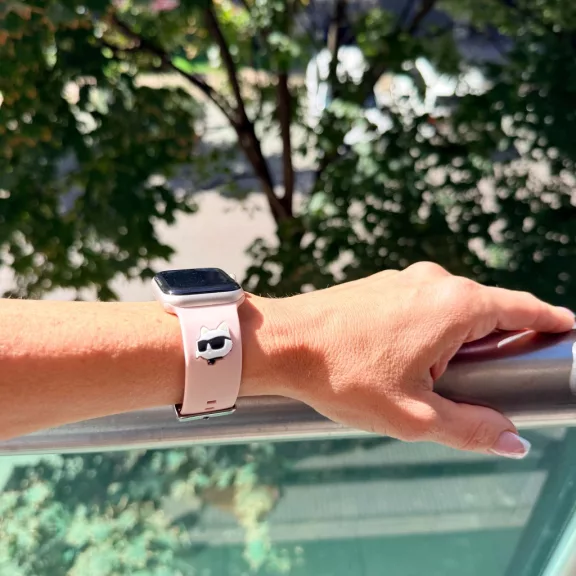 Karl Lagerfeld and Choupette Apple Watch 40/41 és 42mm szilikon óraszíj - púder